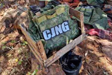 Chaleco táctico con insignia CJNG asegurado en operativo federal