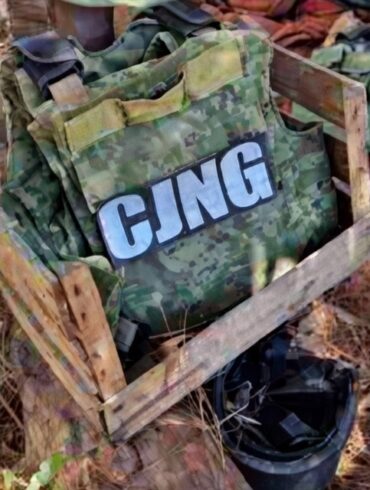 Chaleco táctico con insignia CJNG asegurado en operativo federal