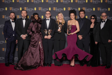 Paul Thomas Anderson recibe el premio BAFTA 2026 por Mejor Dirección.