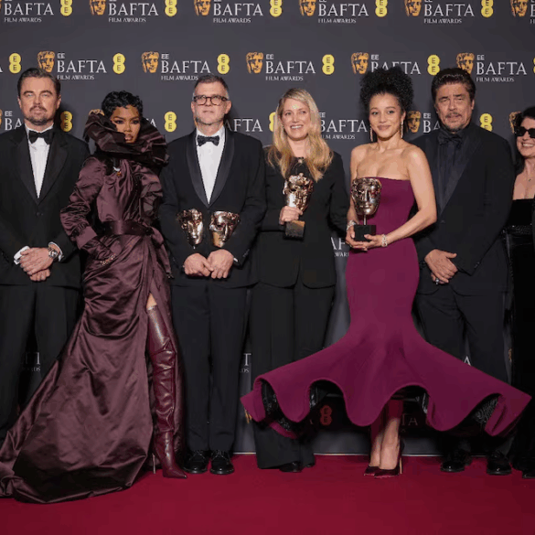 Paul Thomas Anderson recibe el premio BAFTA 2026 por Mejor Dirección.