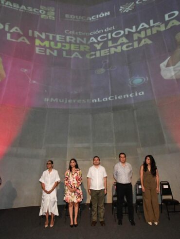 Guillermo Narváez Osorio en evento de inclusión femenina en la ciencia en el Planetario Tabasco 2000
