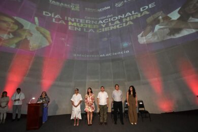 Guillermo Narváez Osorio en evento de inclusión femenina en la ciencia en el Planetario Tabasco 2000