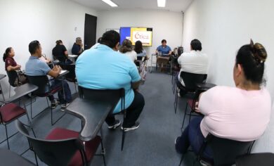 Estudiantes de administración pública en el IAP Tabasco durante una sesión presencial sobre ética y derecho.