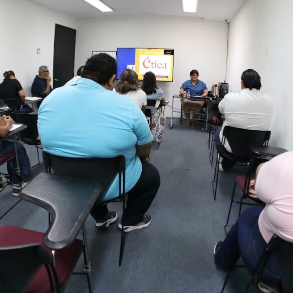 Estudiantes de administración pública en el IAP Tabasco durante una sesión presencial sobre ética y derecho.
