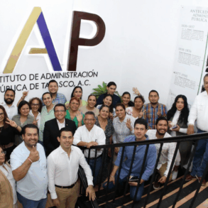 Estudiantes de posgrado durante el inicio de clases en el Instituto de Administración Pública de Tabasco.