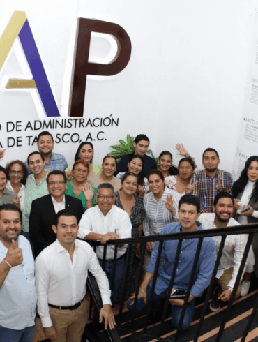 Estudiantes de posgrado durante el inicio de clases en el Instituto de Administración Pública de Tabasco.