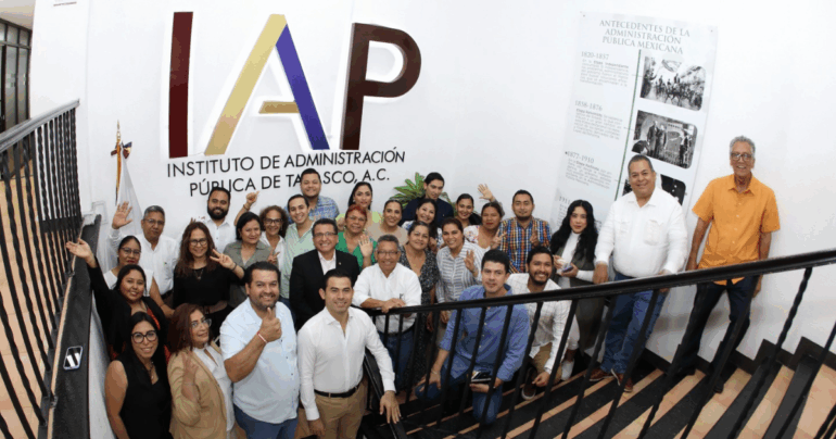 Estudiantes de posgrado durante el inicio de clases en el Instituto de Administración Pública de Tabasco.