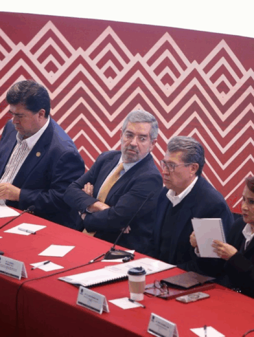 Juan Ramón de la Fuente participa en reunión plenaria con legisladores de Morena en la Cámara de Diputados, donde defendió la ayuda humanitaria y la soberanía energética de México ante amenazas de aranceles de Estados Unidos por envíos de petróleo a Cuba.