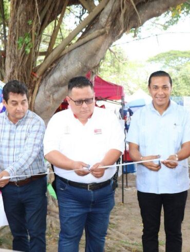 Autoridades municipales de Nacajuca cortando el listón inaugural de la Expo Pomoca Emprendedores 2026.