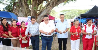 Autoridades municipales de Nacajuca cortando el listón inaugural de la Expo Pomoca Emprendedores 2026.