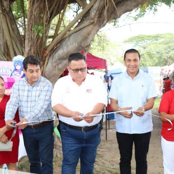 Autoridades municipales de Nacajuca cortando el listón inaugural de la Expo Pomoca Emprendedores 2026.