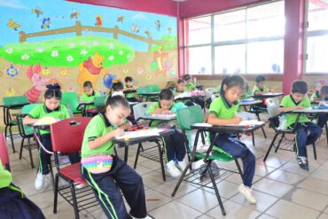 Estudiantes de primaria en Tabasco con uniforme escolar dentro de un salón de clases, representando el inicio del ciclo escolar 2026-2027.