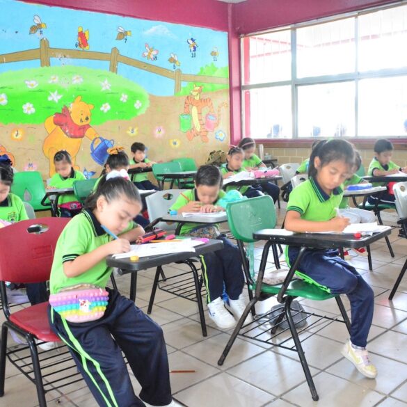 Estudiantes de primaria en Tabasco con uniforme escolar dentro de un salón de clases, representando el inicio del ciclo escolar 2026-2027.