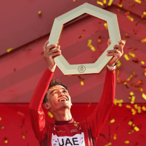 Isaac del Toro levanta el trofeo tras ganar el UAE Tour 2026