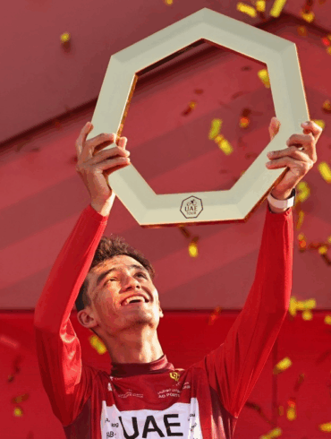 Isaac del Toro levanta el trofeo tras ganar el UAE Tour 2026