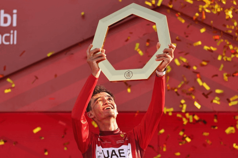 Isaac del Toro levanta el trofeo tras ganar el UAE Tour 2026