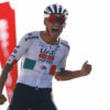 Isaac del Toro celebra victoria con UAE Team Emirates en el Tour UAE 2026