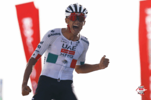Isaac del Toro celebra victoria con UAE Team Emirates en el Tour UAE 2026