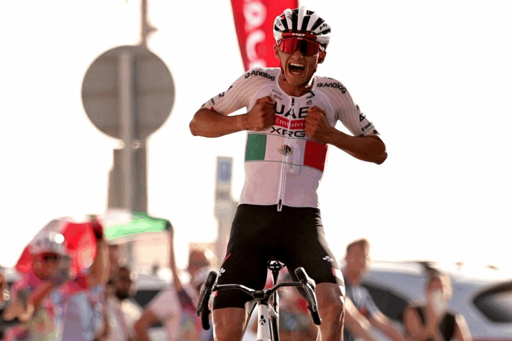 Isaac del Toro celebra victoria con UAE Team Emirates en el Tour UAE 2026
