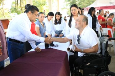 Javier May durante gira en La Chontalpa antes de suspender actividades por reposo médico