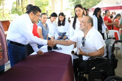 Javier May durante gira en La Chontalpa antes de suspender actividades por reposo médico