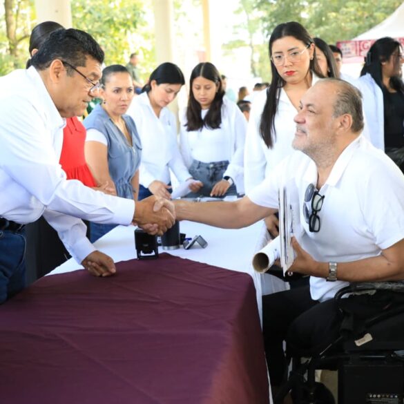 Javier May durante gira en La Chontalpa antes de suspender actividades por reposo médico