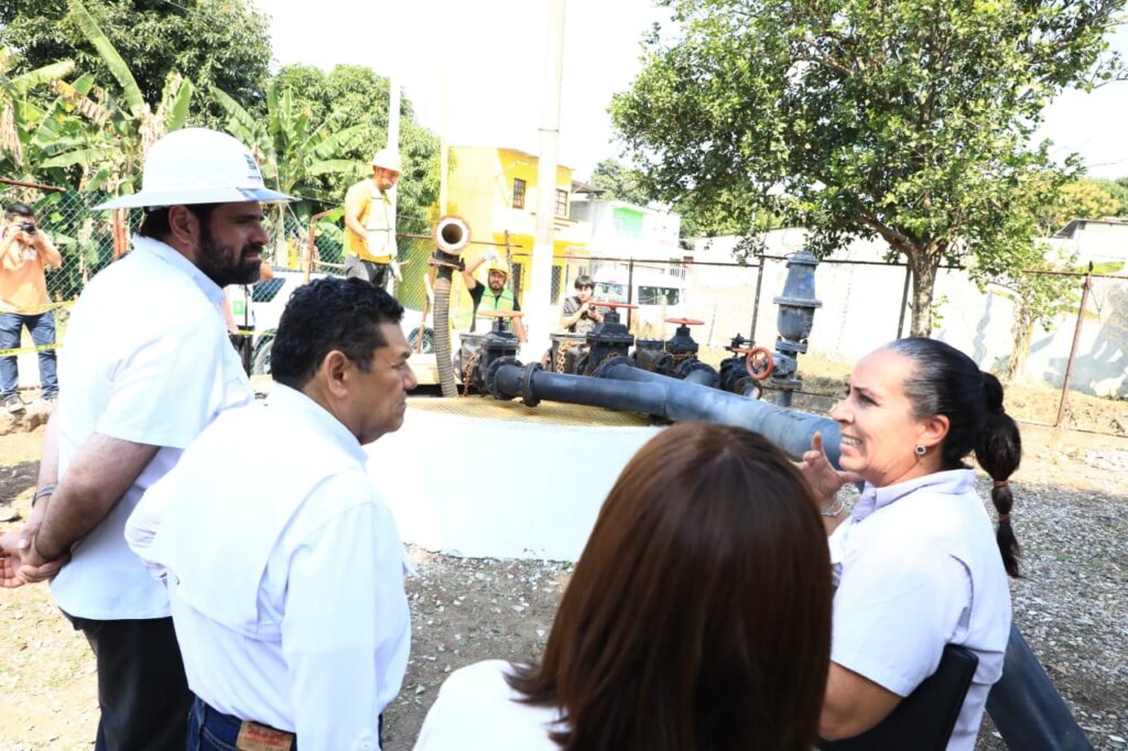 Javier May Rodríguez supervisa obras públicas junto a funcionarios durante recorrido técnico en Tabasco.