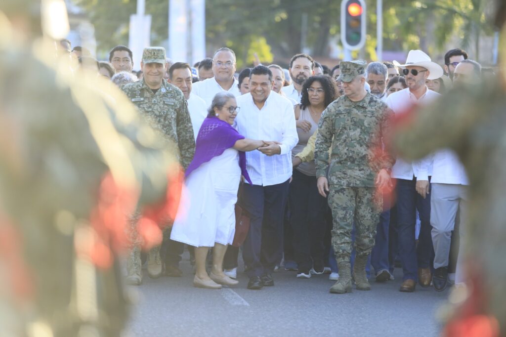 El gobernador Javier May saluda a una mujer de la tercera edad durante la caminata por el centro histórico.