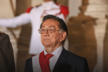 José María Balcázar durante una conferencia sobre derechos civiles en Perú.