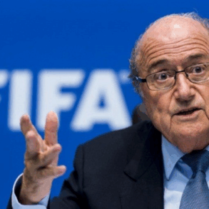 Joseph Blatter durante conferencia cuestionando el reparto del Mundial 2026