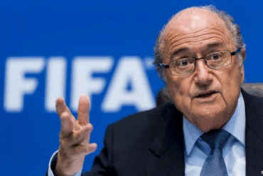 Joseph Blatter durante conferencia cuestionando el reparto del Mundial 2026