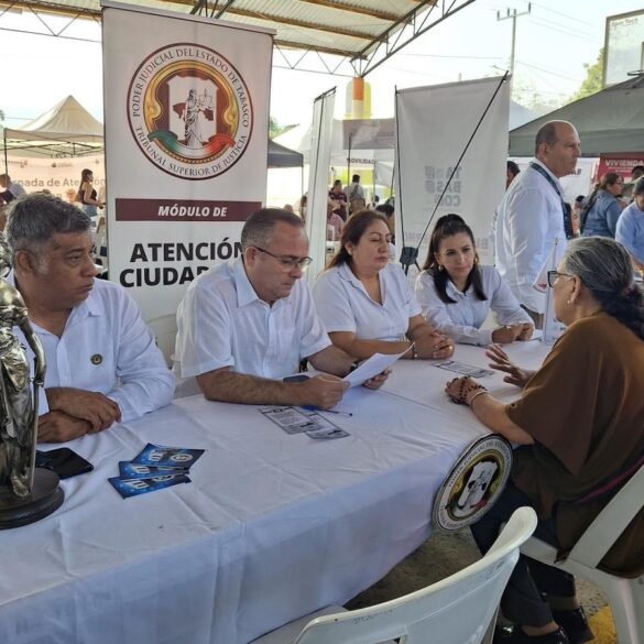El magistrado Carlos Efraín Reséndez Bocanegra brindando asesoría legal durante la jornada de atención en Las Palomas.