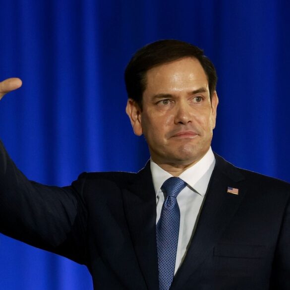 Secretario de Estado Marco Rubio junto al equipo de transición republicana.