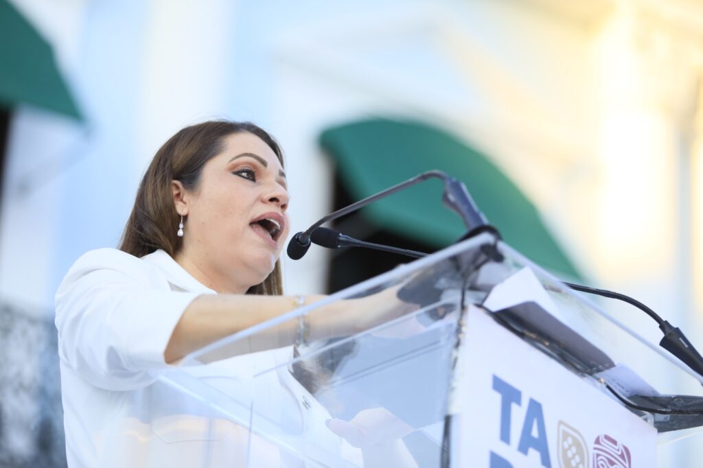 Mileyli María Wilson Arias pronuncia el discurso oficial de la Marcha de la Lealtad en Plaza de Armas.
