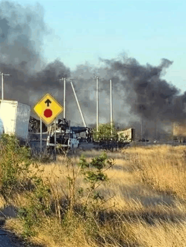 Tráiler incendiado durante narcobloqueo en Camargo, Tamaulipas, tras ataques contra Guardia Estatal