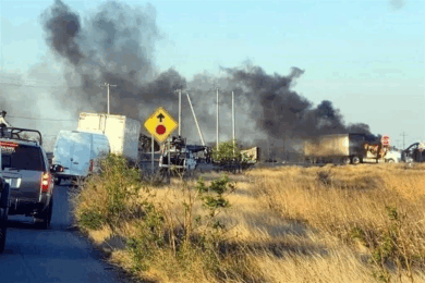 Tráiler incendiado durante narcobloqueo en Camargo, Tamaulipas, tras ataques contra Guardia Estatal