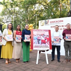 Secretaria Patricia Iparrea Sánchez y funcionarios durante la presentación de la Gaceta de Educación Inicial.