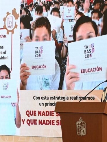Secretaria de Educación Patricia Iparrea Sánchez informando sobre la inscripción escolar en Tabasco durante la conferencia de Javier May.