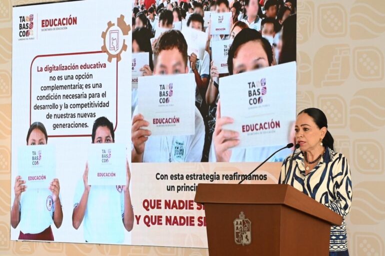 Secretaria de Educación Patricia Iparrea Sánchez informando sobre la inscripción escolar en Tabasco durante la conferencia de Javier May.