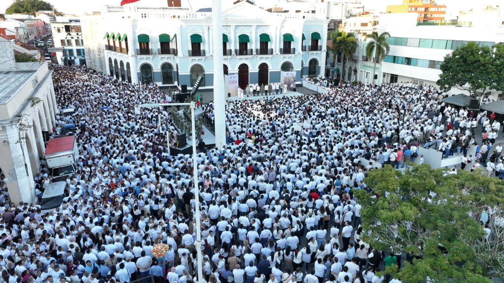 Plaza de Armas de Villahermosa llena durante el evento de Javier May en febrero de 2026.