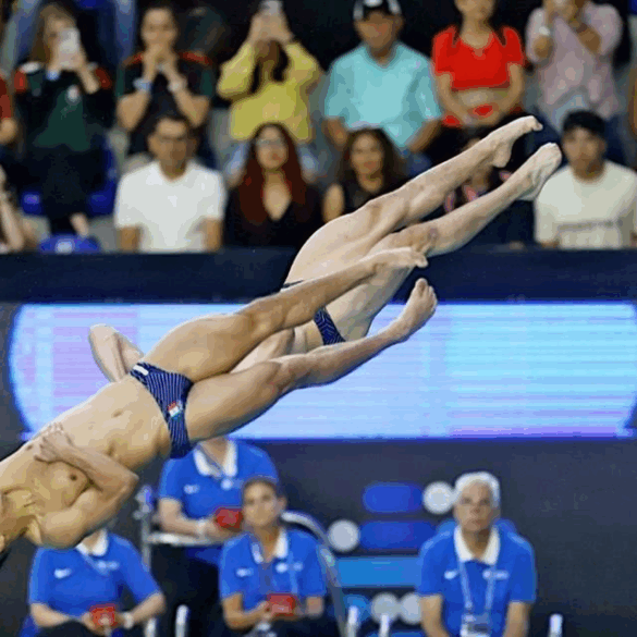 Clavadista mexicano ejecuta salto en plataforma 10 metros durante la Copa Mundial en Montreal