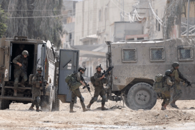 Soldados israelíes despliegan operativo militar durante redada en Cisjordania reocupada.