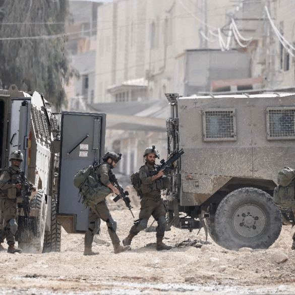 Soldados israelíes despliegan operativo militar durante redada en Cisjordania reocupada.