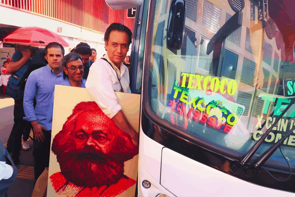 Marx Arriaga abandona oficinas de la SEP tras recibir notificación oficial.