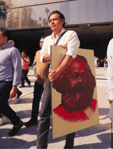 Marx Arriaga abandona oficinas de la SEP tras recibir notificación oficial.