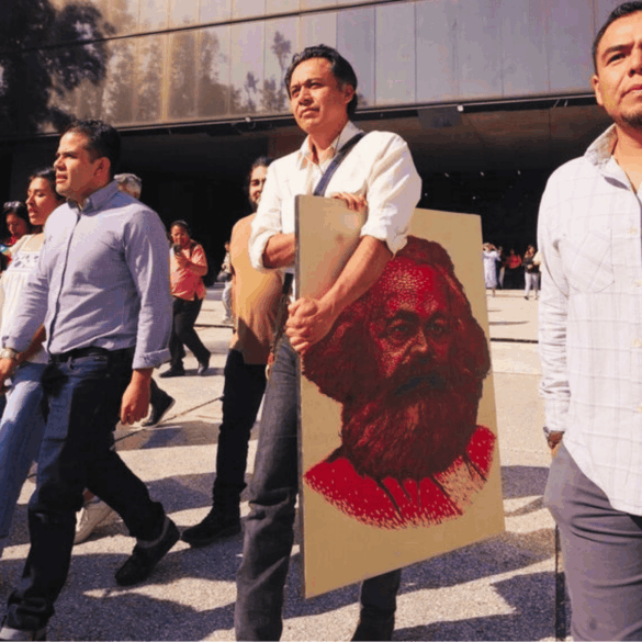 Marx Arriaga abandona oficinas de la SEP tras recibir notificación oficial.