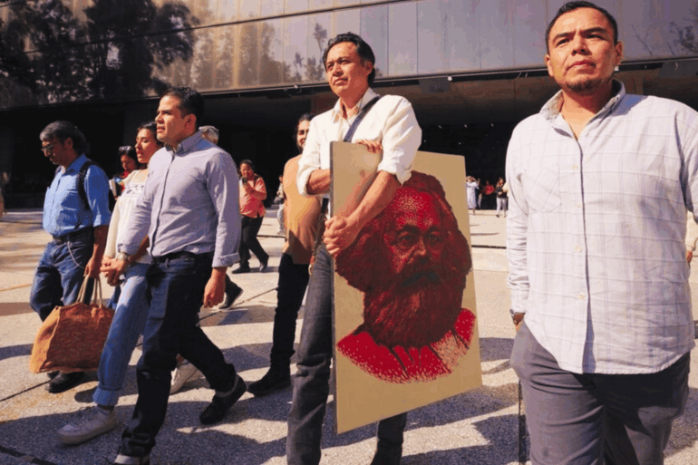 Marx Arriaga abandona oficinas de la SEP tras recibir notificación oficial.