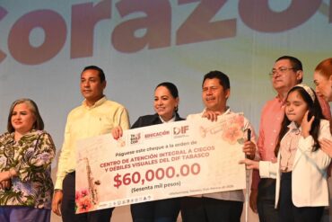 Secretaria Patricia Iparrea Sánchez entrega cheque de 60 mil pesos al CAICDV en concierto solidario de SETAB