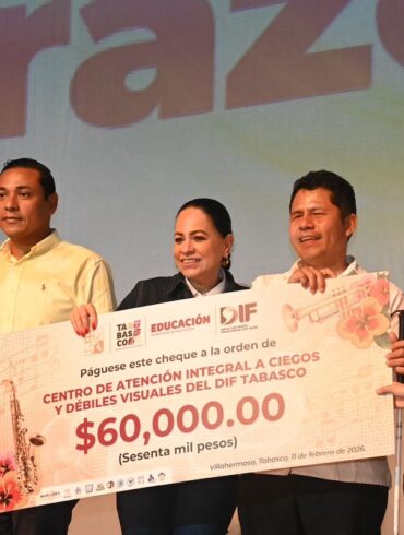 Secretaria Patricia Iparrea Sánchez entrega cheque de 60 mil pesos al CAICDV en concierto solidario de SETAB