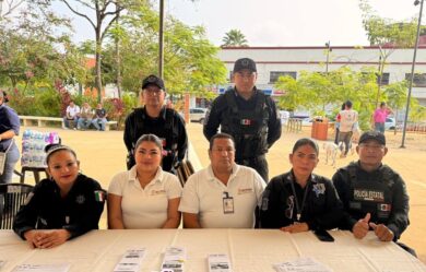Elementos de la SSPC Tabasco platicando con vecinos durante las Jornadas de Paz en Gaviotas Norte.